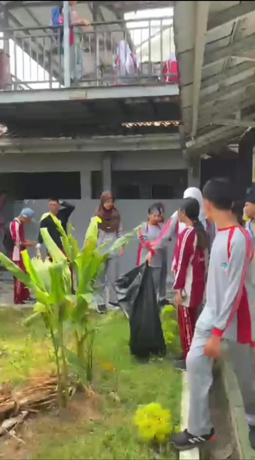Foto dokumentasi 2 kegiatan World clean up day!